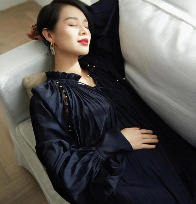 胡杏兒首度攜小兒子合體登雜誌，不滿2歲的李奕霖撇嘴皺眉像哭過
