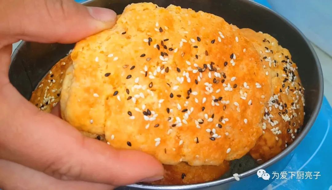 2个鸡蛋，半斤面粉，不蒸馒头不烙饼，酥到掉渣，看着就流口水了