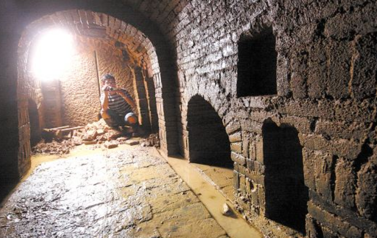 湖南出土清朝古墓，专家挖到一半突然叫停：“这是我家祖坟”