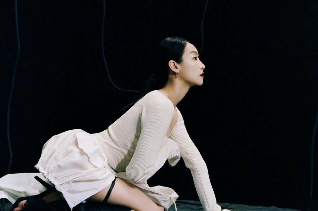 宋茜现在真是时尚一姐，把“内衬”当礼服，看