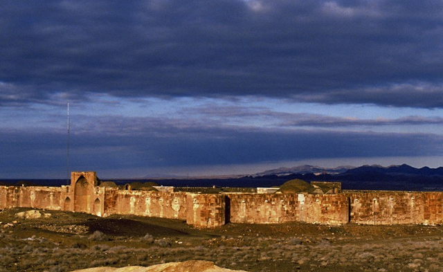 伊朗敢怼美国，为什么却不敢向以色列还击，任