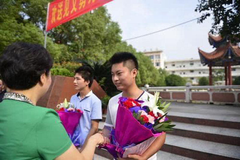 当年两位“夺刀少年”，错过高考后拒绝清华保