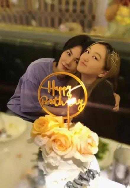 王菲为14岁女儿李嫣庆生，画面极度温馨，唯独不见李亚鹏
