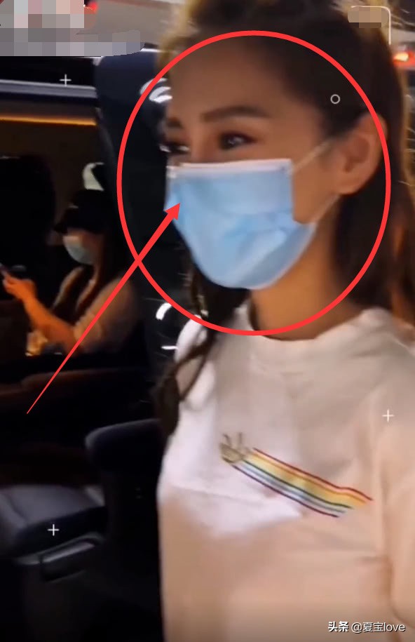 baby才是真正的芭比脸，芭比身材，路人镜头下她