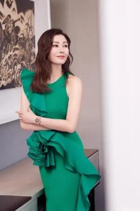 李嘉欣晒图被儿子摸胸，网友热议母爱畸形，长大后又一个罗志祥