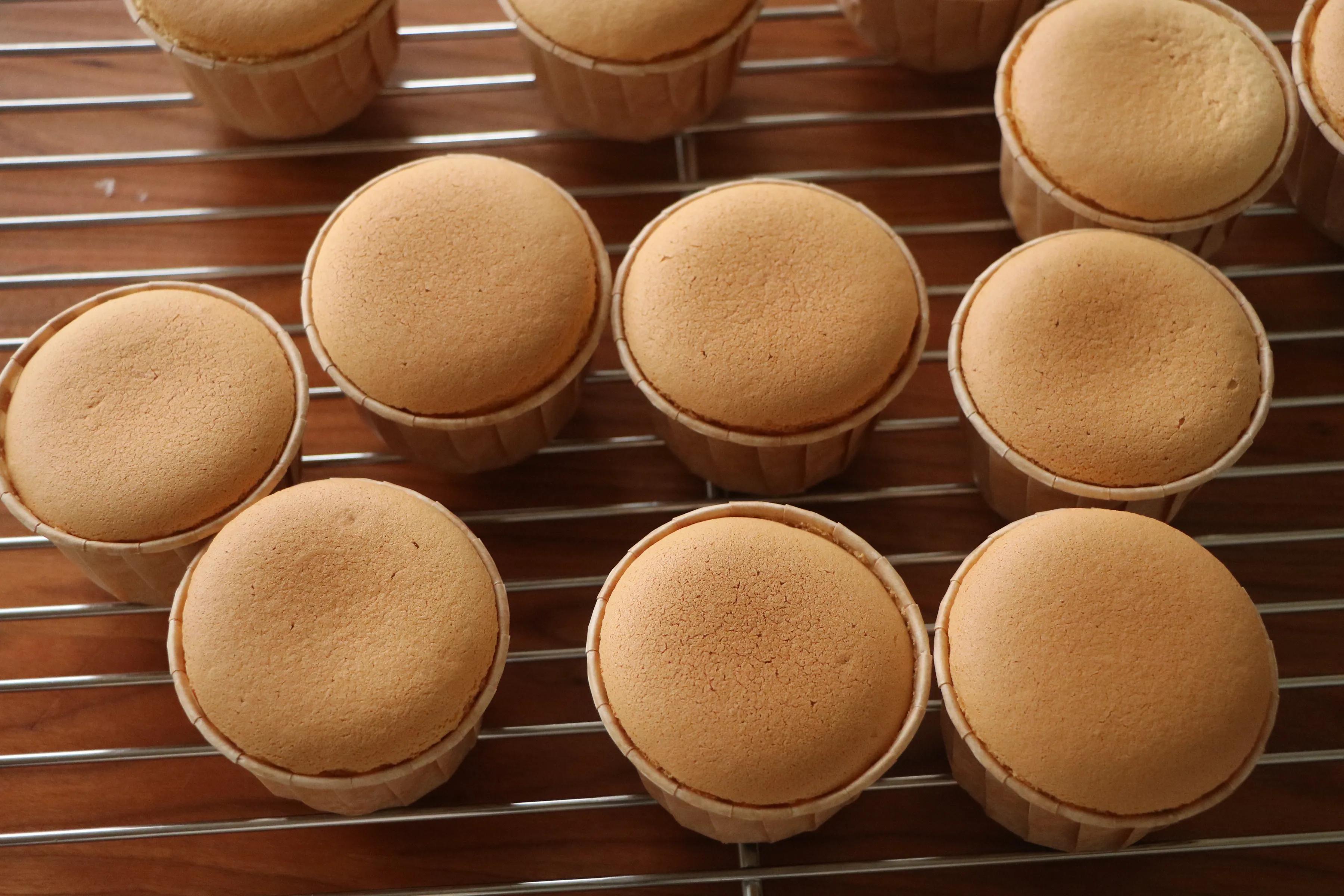 戚風紙杯蛋糕，不開裂不回縮，擠上入口即化的奶油，顏值高又好吃