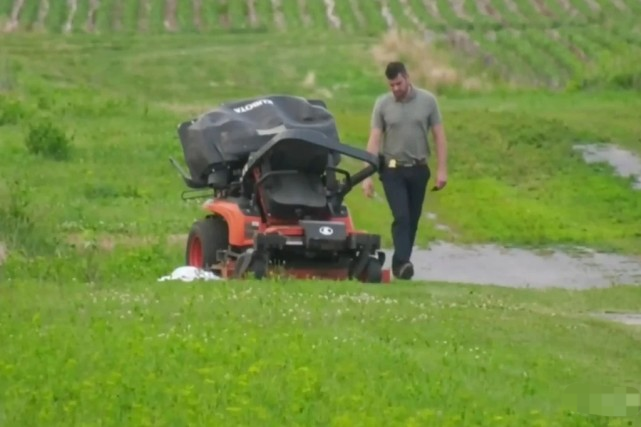 太惨！加拿大女子在机场修剪草坪，被一架着陆小型飞机撞死