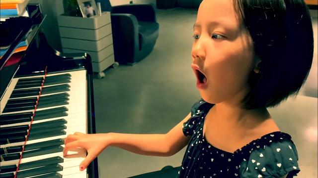 黄磊二女儿弹唱咏叹调，妹妹一本正经表演，表情严肃又好笑