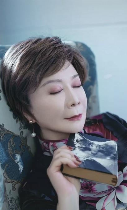 这次居然被蔡明美到了，58岁的年纪穿上旗袍后，身材比例真绝