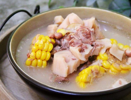图片[1]-炖骨头汤直接下锅炖是不对的厨师分享1个妙招汤鲜还浓白-起舞食谱网