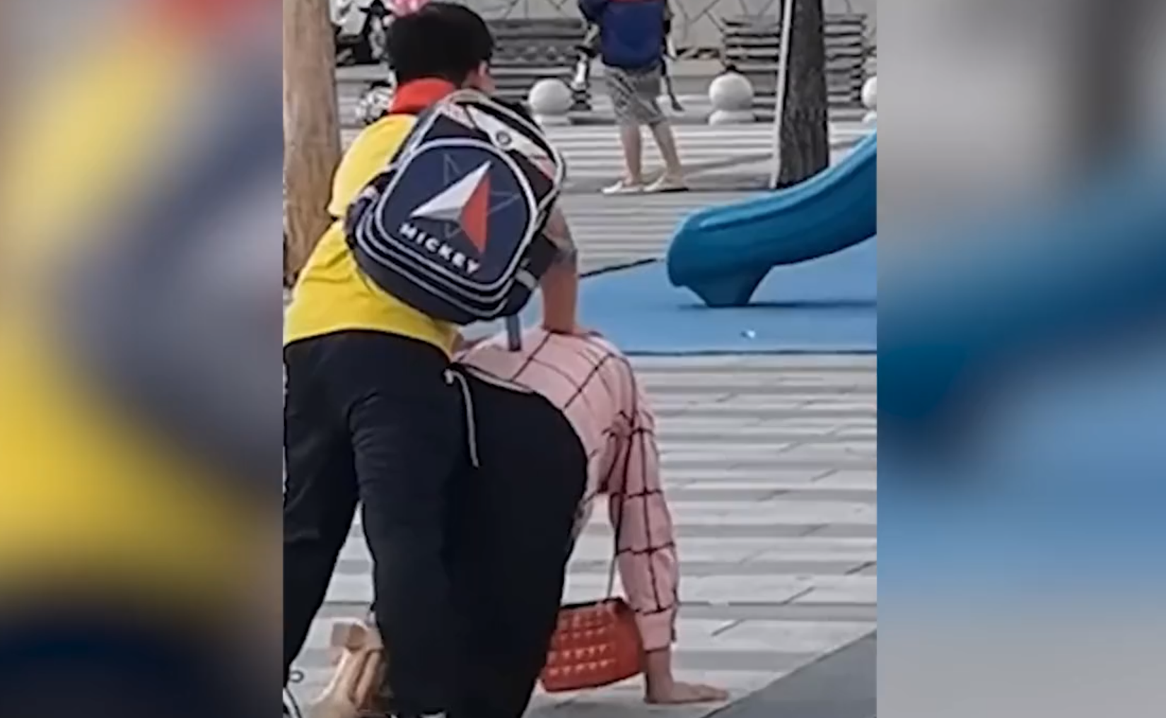 陕西一男孩把母亲按地上打，保安制止反被吼，网友：这妈妈活该