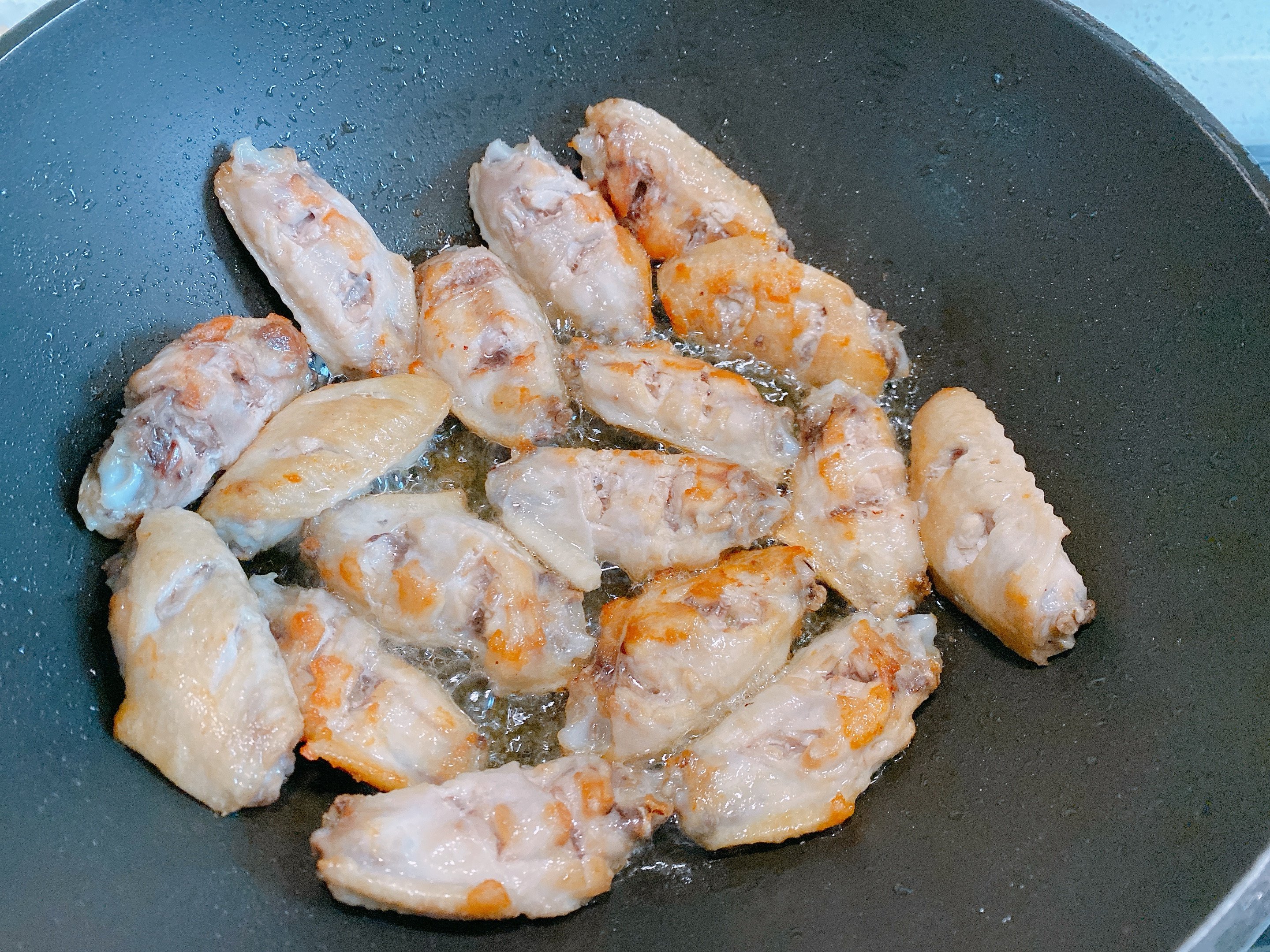 紅燒雞翅軟爛脫骨的秘訣在這裡，掌握關鍵2點，新手也能一次成功