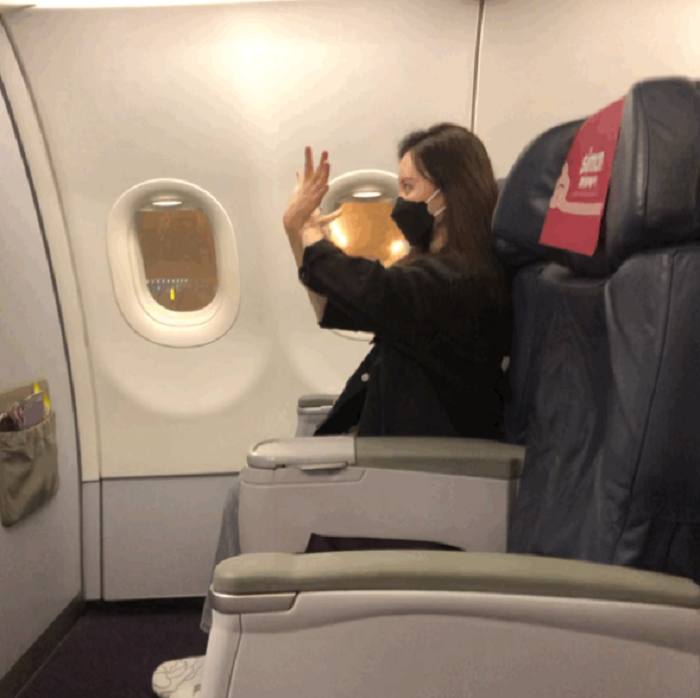 姐姐们是有多拼？张萌坐飞机还不忘勤奋练习，小板凳都已经坐烂了