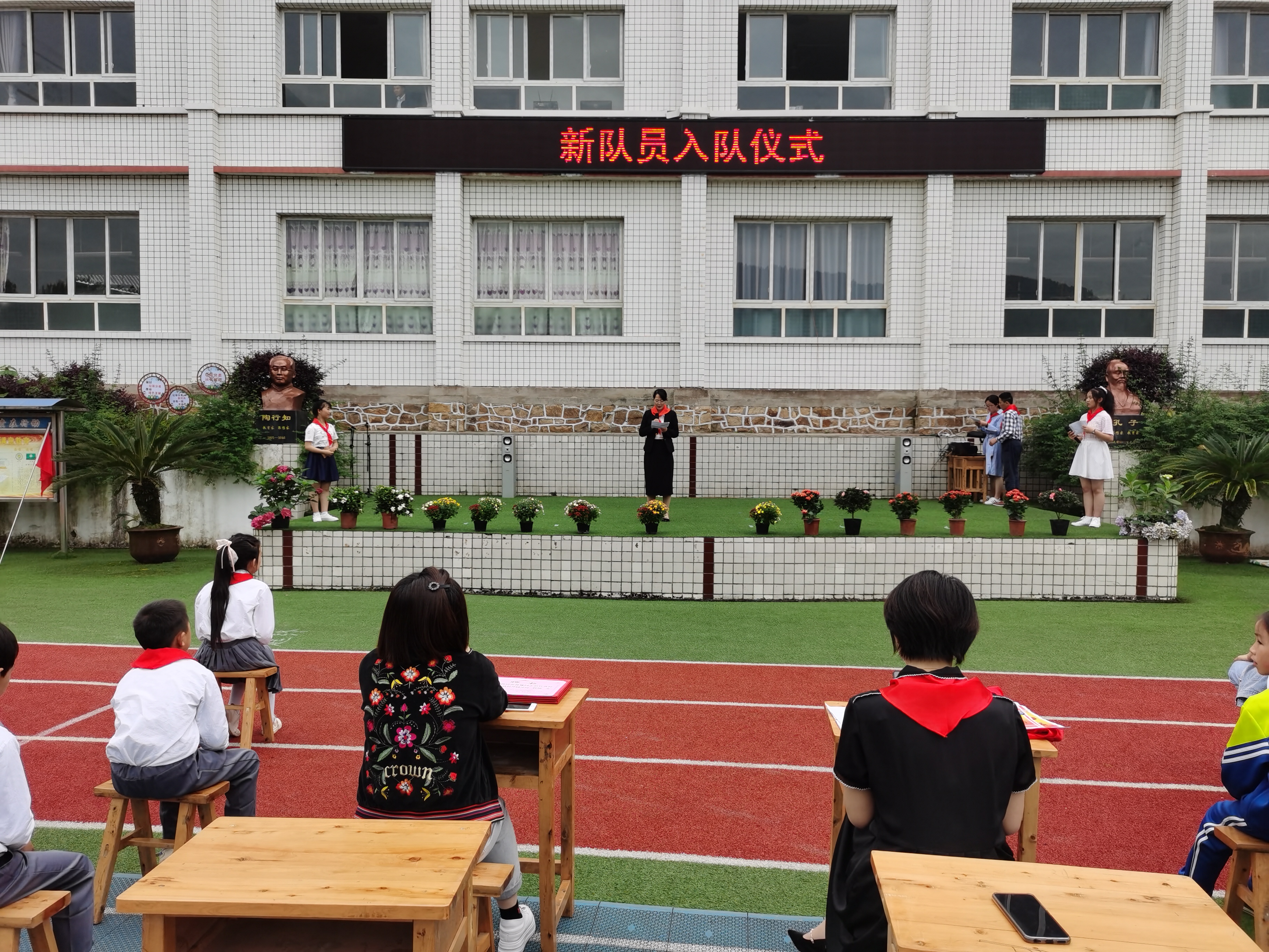 南川石墙中心校开展红领巾心向党，传承红色基因庆“六·一”活动