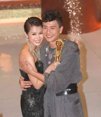 胡杏儿:当年当上港姐也被骂,如今却逆袭成了时尚女王