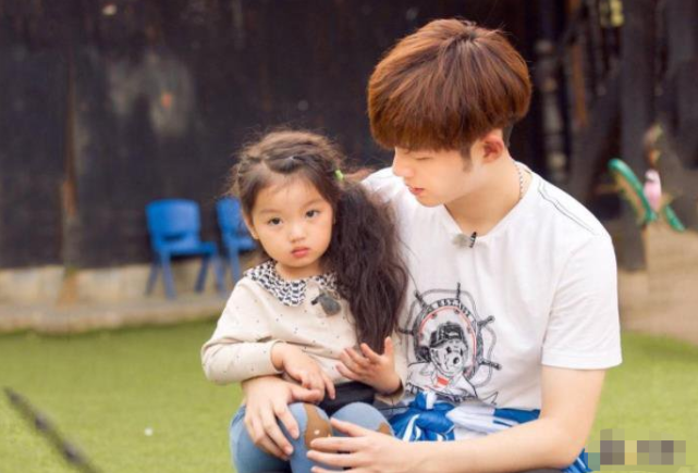 阿拉蕾8歲近照曝光，扎高高雙馬尾超可愛，肉嘟嘟臉蛋瘦出尖下巴