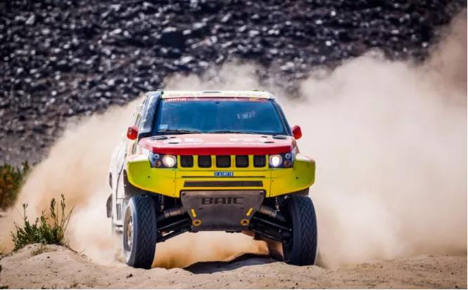 20万就能买三把锁的BJ40刀锋英雄版，还要什么牧马人？