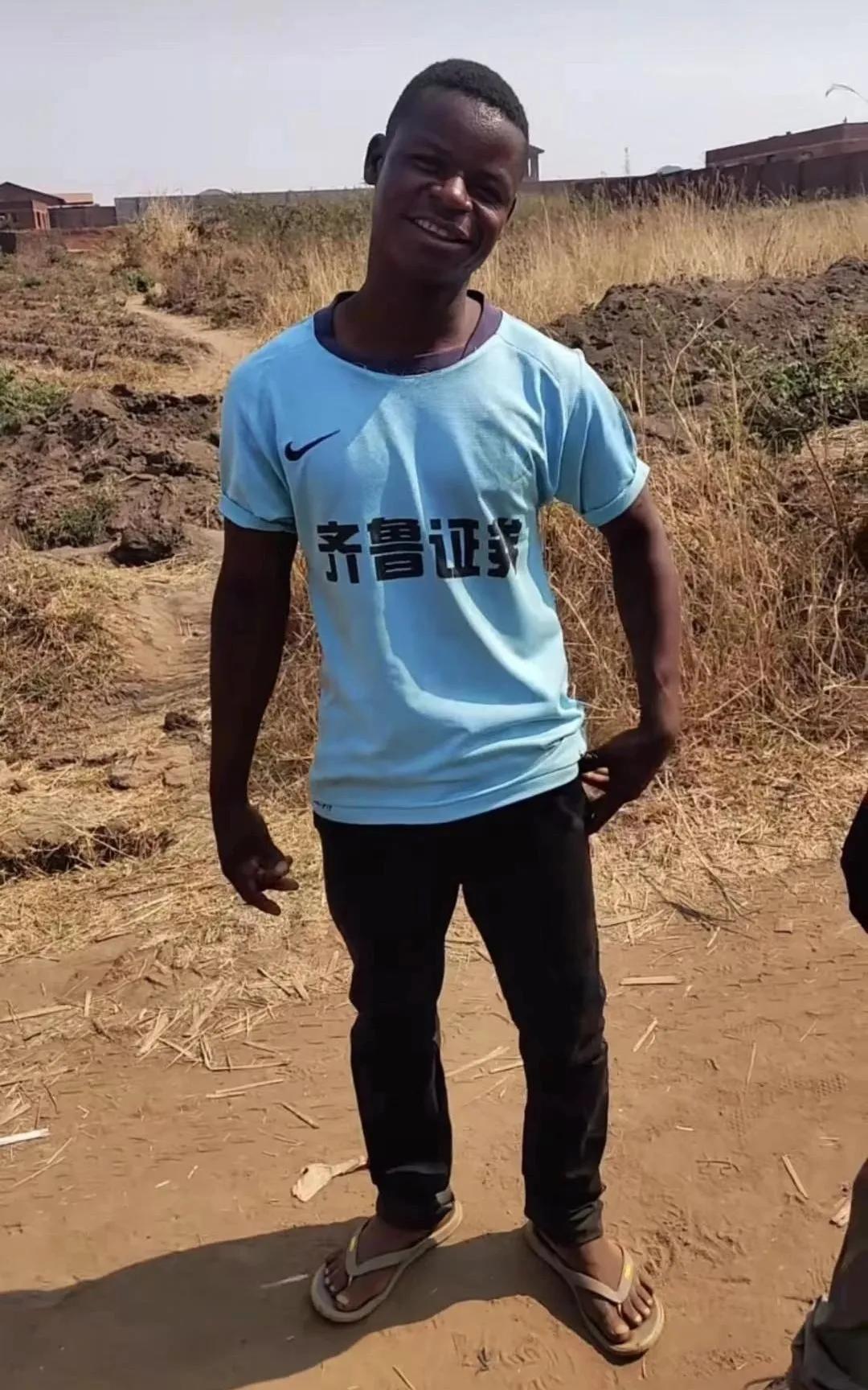 非洲黑人最时髦的衣服，可能是你扔掉的二手货