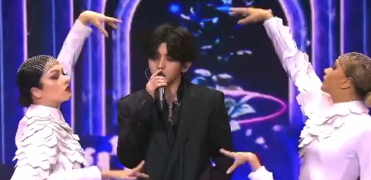 女伴舞穿超短裙还翘腿，粉丝屏住呼吸，蔡徐坤的救场堪称教科书