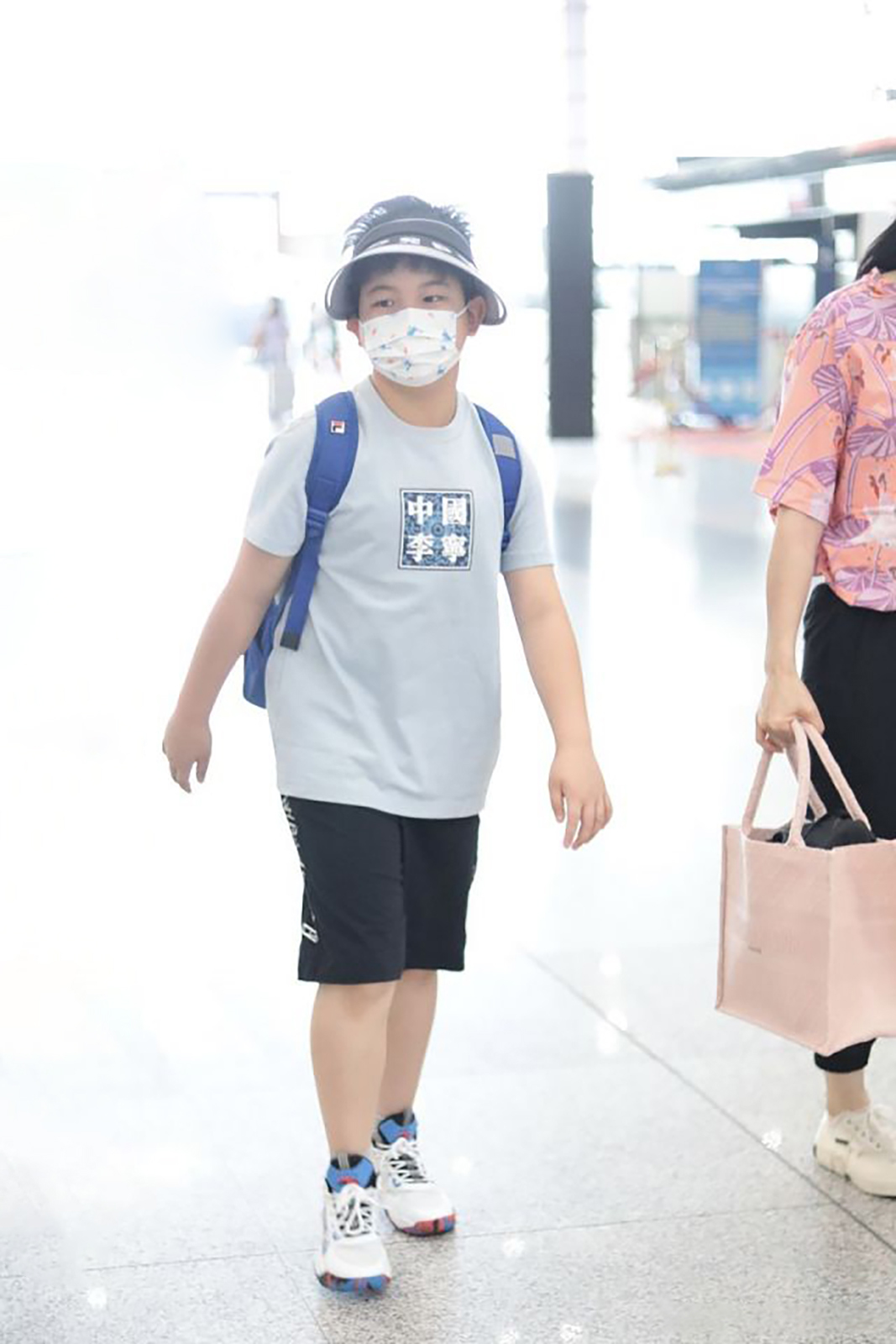 沙溢胡可一家四口出行，安吉小鱼儿长高不少，变圆润越来越像爸爸