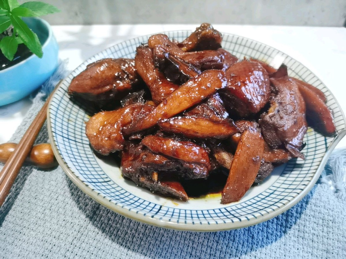 老姜和鸭肉一起炖煮，营养滋补，鲜美入味，好吃到舔手指