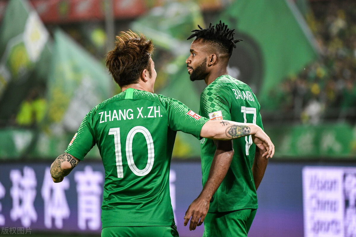 张稀哲故事汇，低调大婚妻子貌美如花，接替郑智成国足新10号