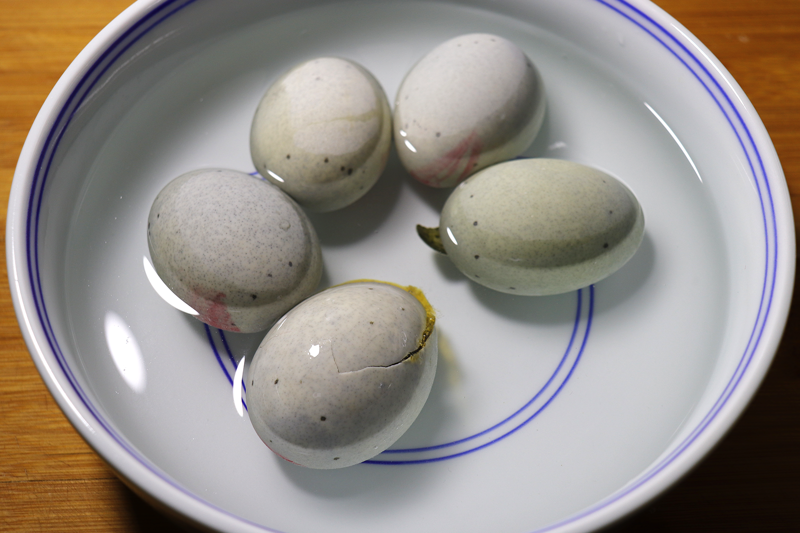 皮蛋放鍋裡蒸一蒸，飯店38元一份，在家做成本8元，待客太有面子