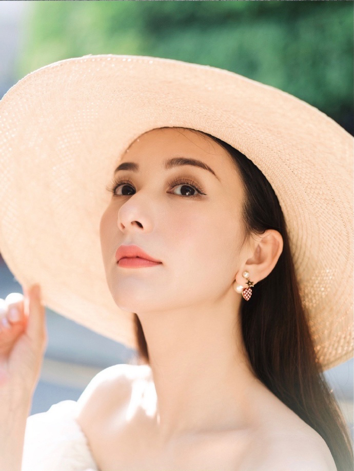 方媛带娃日常很惬意，母女三人欢乐游玩，大小C宝姐妹感情超好