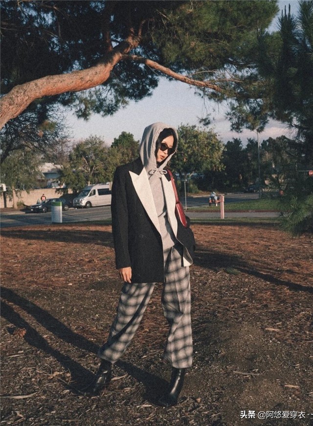 今春火了一种穿法，叫“西装+卫衣”，青春又时尚，小个子也适合