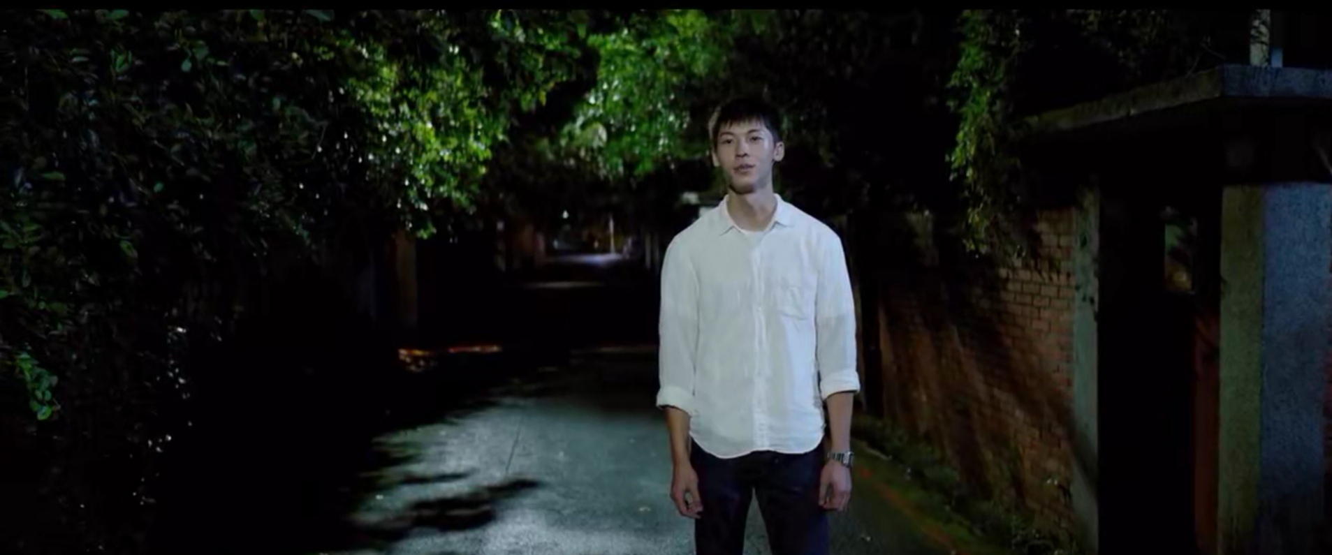 小儿子伤人入狱，大儿子跳楼自杀，这部电影里