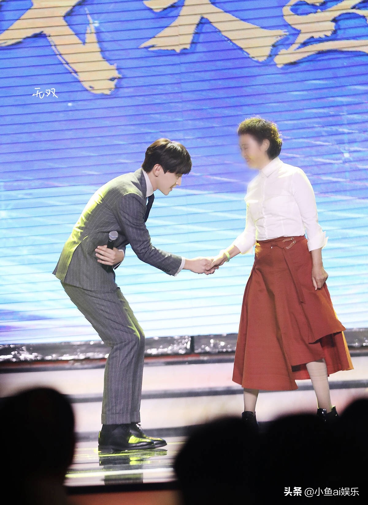 Deng Lunshu Qi is the same as casing handsome raise a key point, the fair maiden crouchs grab lens, one detail sees breeding is to install what do not come out