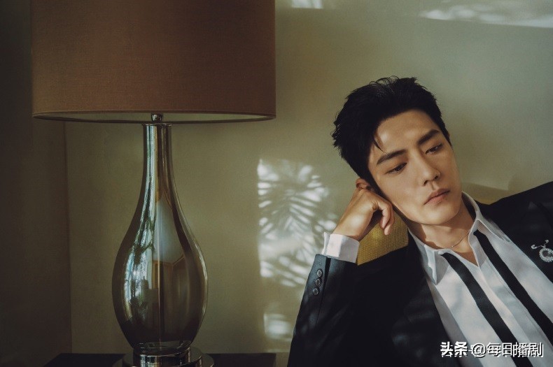 The Beijing that resemble battle spring late VCR exposure, chair send character 8 beatific signal, head of big back of fresh Xiao Zhan is very handsome