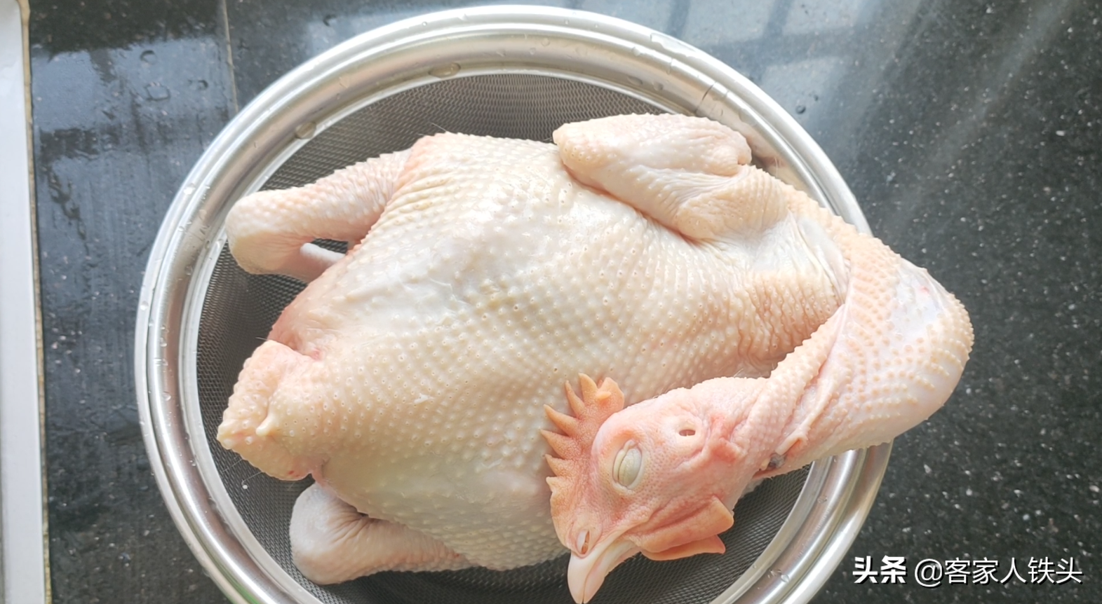 年夜飯雞肉怎樣吃？ 教你廣式白切雞正確做法，配2種蘸料爽滑味美