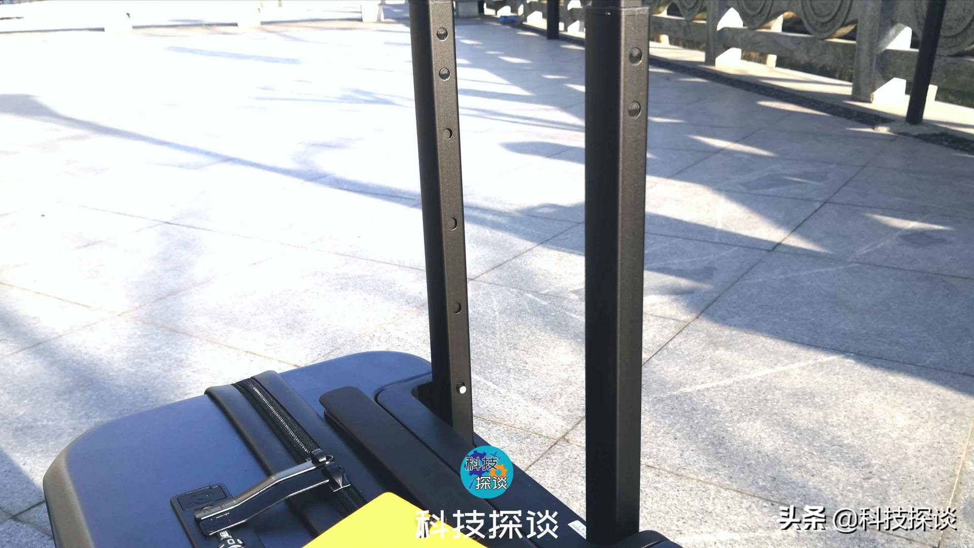 国货把背包的便捷性带进行李箱，让笔记本轻松放置，手机快捷充电