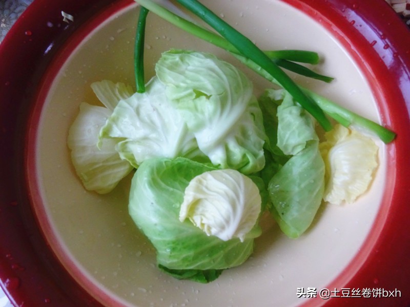 包菜和香干搭配做馅饼，一次至少吃5张，开胃解腻，吃多也没负担