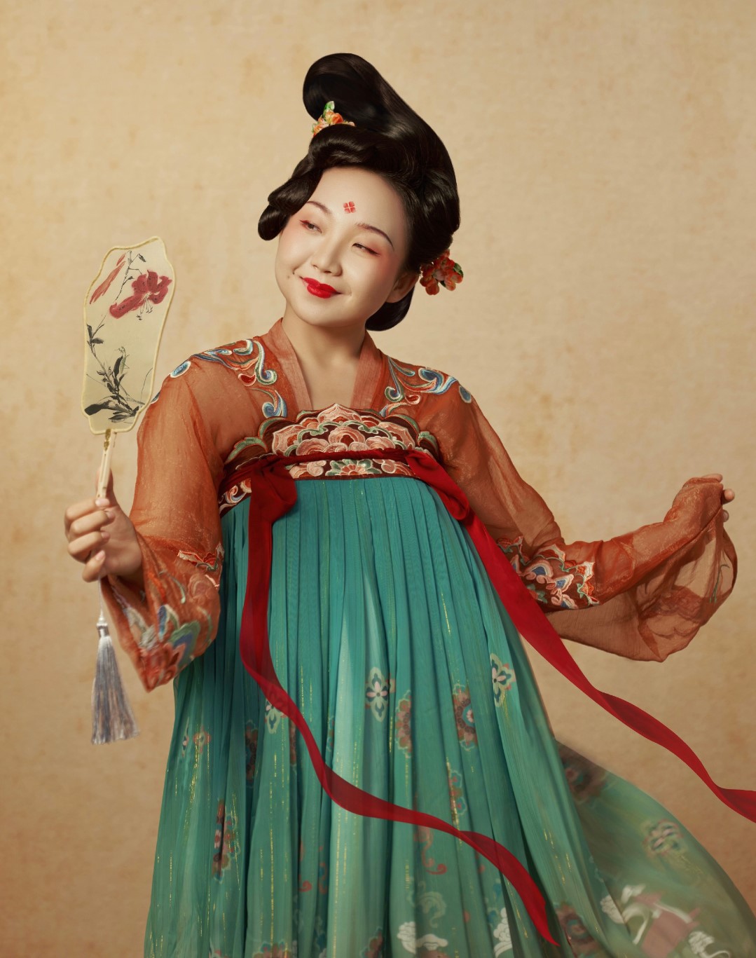 辣目洋子认真打扮起来真美,穿汉服婀娜又高挑,圆脸反而更有风韵