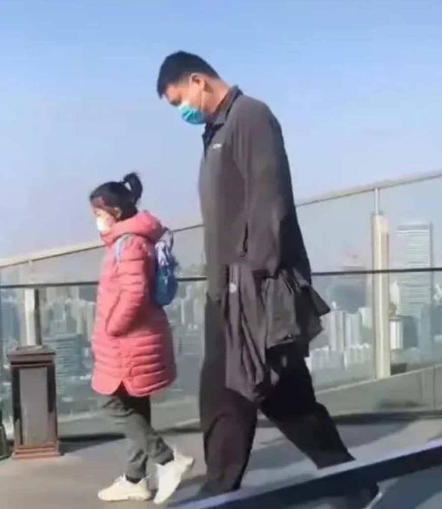 姚明与女儿牵手逛街，11岁姚沁蕾身高到爸爸胸部，一双腿又细又长