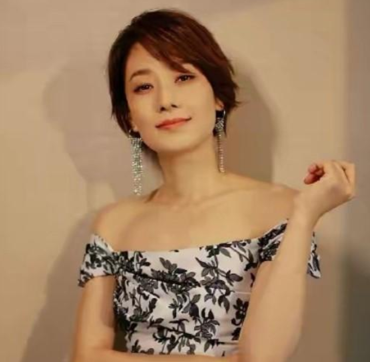 马伊琍陈数参加国剧盛典被指坐姿散漫，与后排