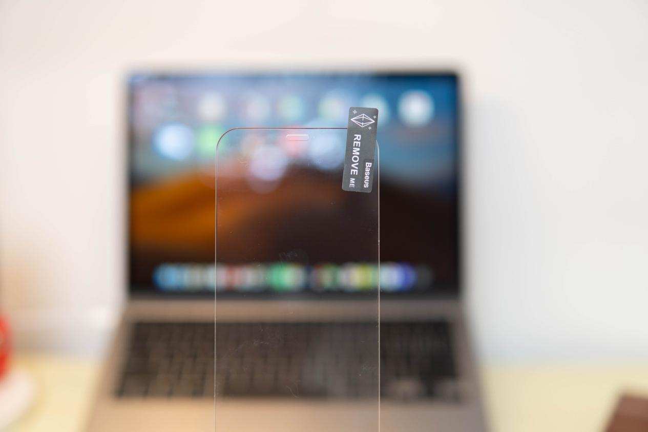 为手机屏幕保驾护航，倍思iPhone12系列超瓷晶钢化膜