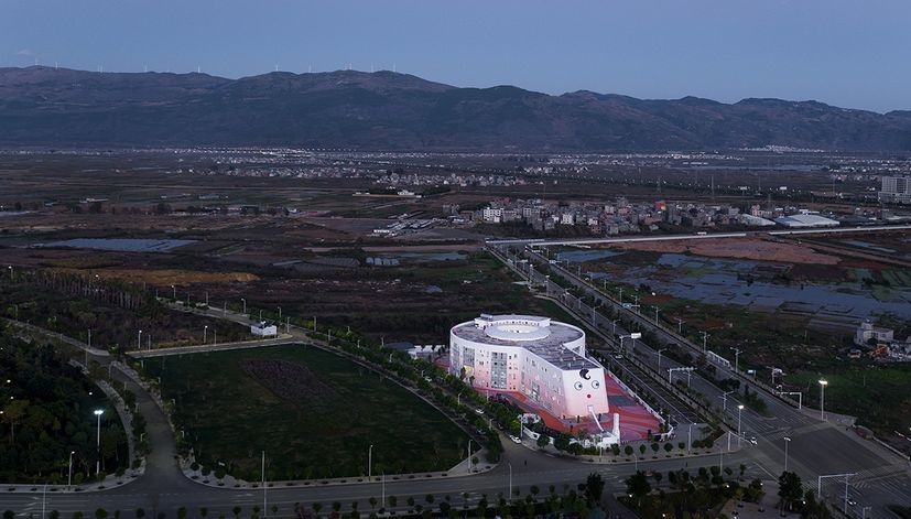 中国蒙自市与越南老街市：都是边境小城，地形