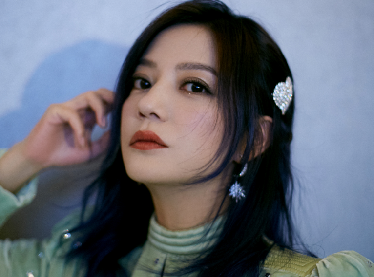 杨紫成功追星赵薇，与偶像合影在网上传开，两人素颜成关注焦点