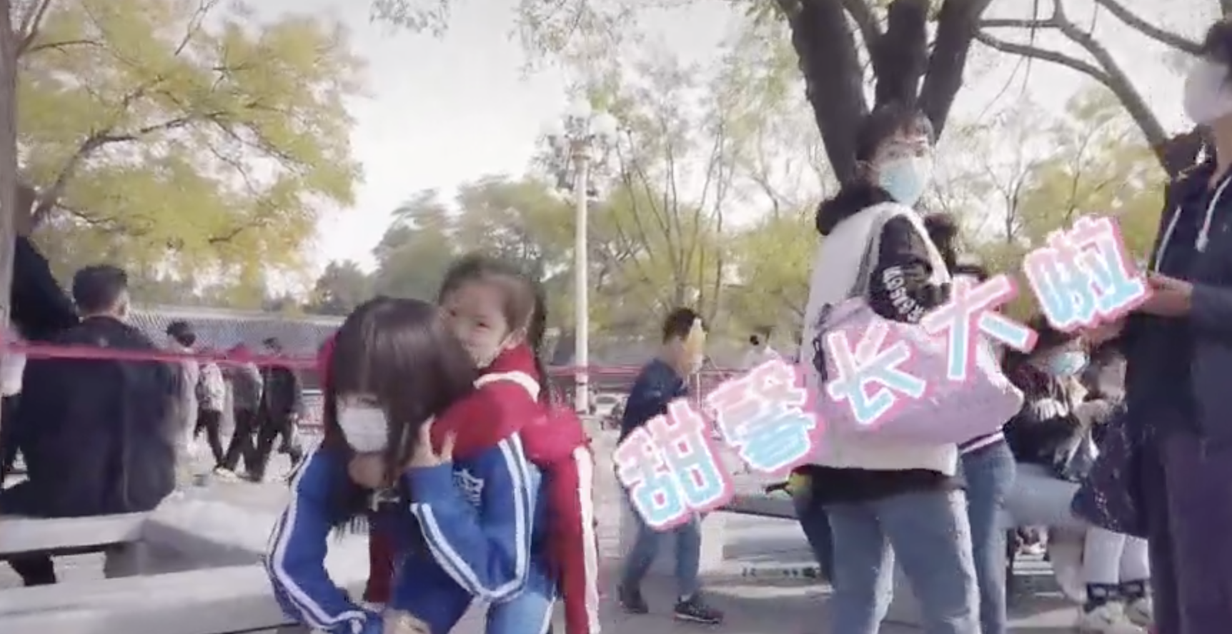 李小璐帶女兒遊故宮，甜馨輕鬆翻跟頭，被媽媽背在背上互動溫馨