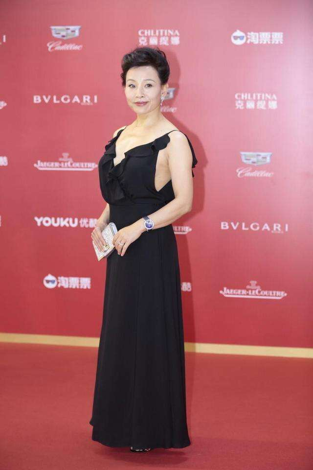 58岁的陈冲身材真是赞，“八字”曲线，比同龄人强太多