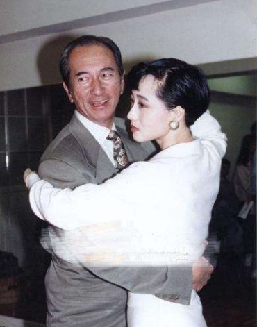 赌王出殡时，利智李连杰现身，粉丝看到照片惊呼：这根本不是利智