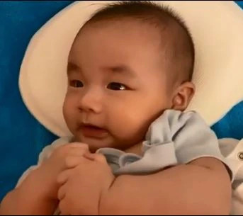 过去八个月，古巨基每晚通宵熬夜盯着儿子，担心孩子趴着睡会窒息