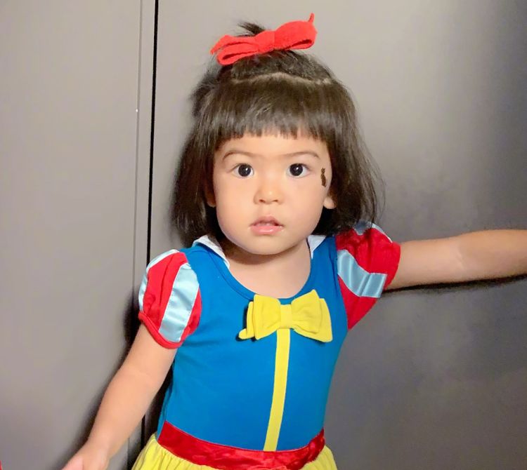 有种“美人坯子”叫波妞，小时候长相一般，如今长相不输姐姐