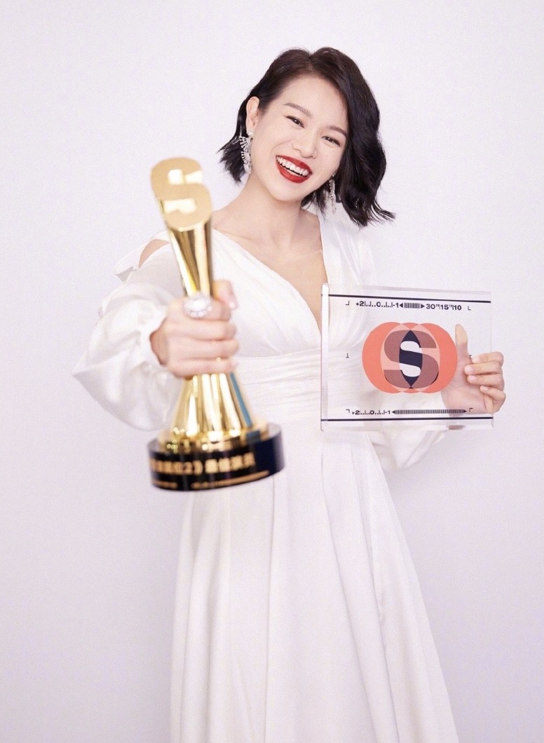 胡杏儿一家五口另类同框，为幼子庆祝百日，三胎与老大长相神相似