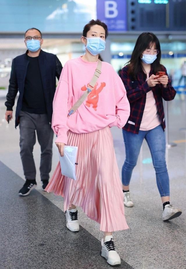 刘敏涛真不知自己多大岁数了？穿一身粉色走机场，时髦减龄真招摇