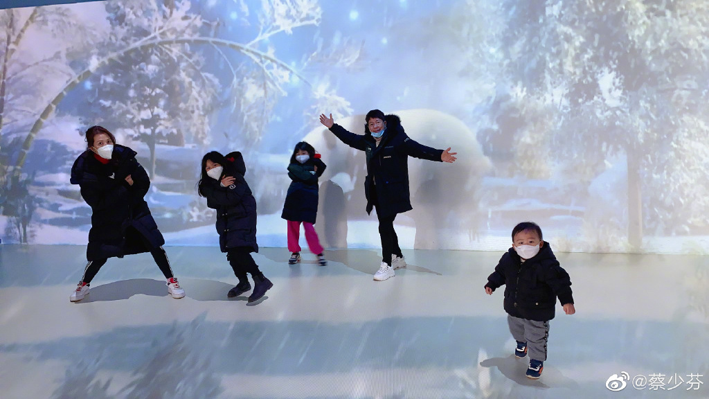 蔡少芬亲儿子叫起床，鱼蛋苦笑和张晋撞脸，被亲哭仍配合做表情