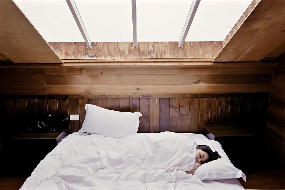 卧室床头背景墙，不光要温馨漂亮，还要环保健康，睡觉才会更香